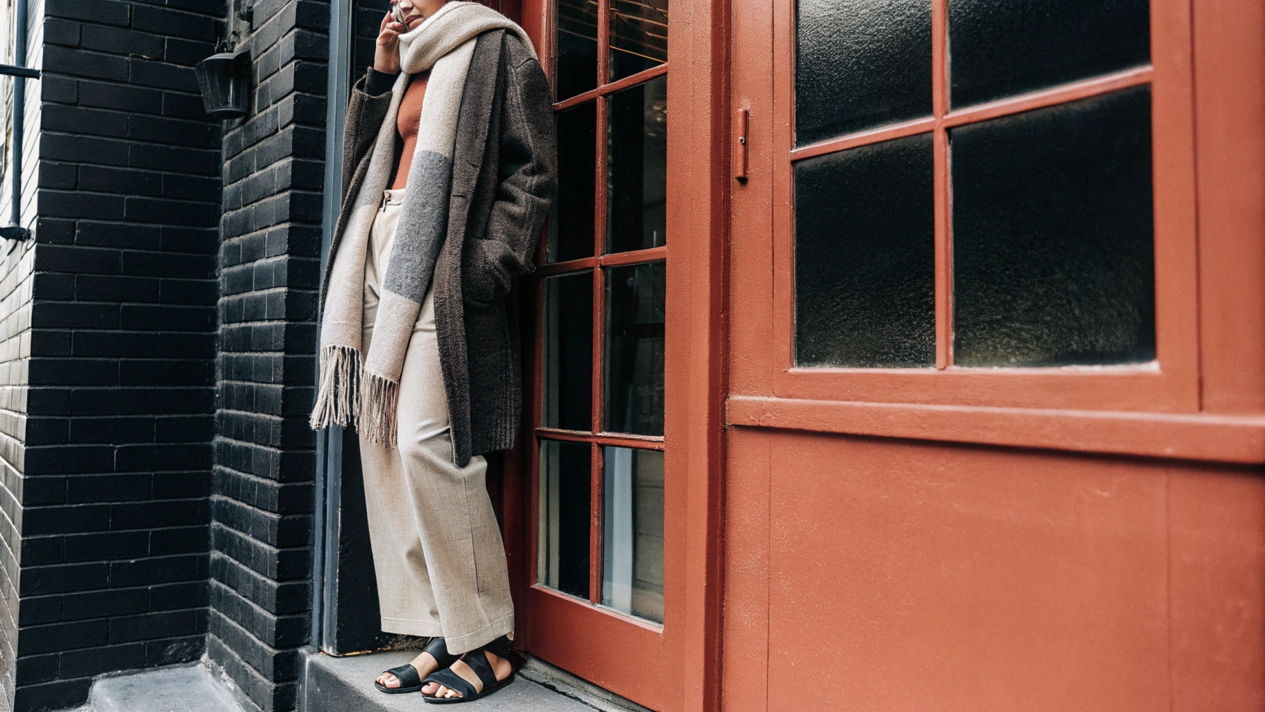 Three styles of baggy pants displayed: wide-leg paired with a casual T-shirt and sandals, jogger-style with cuffed ankles and sneakers, and high-waisted with a tucked-in blouse and heels.